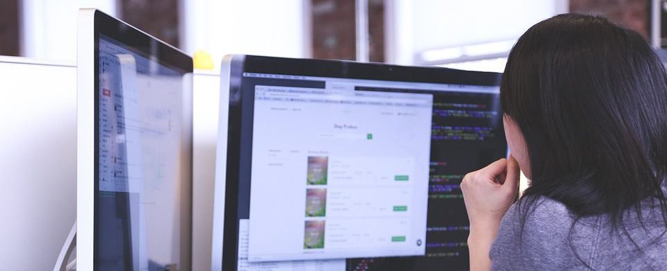 Person working on the development and design of a website.