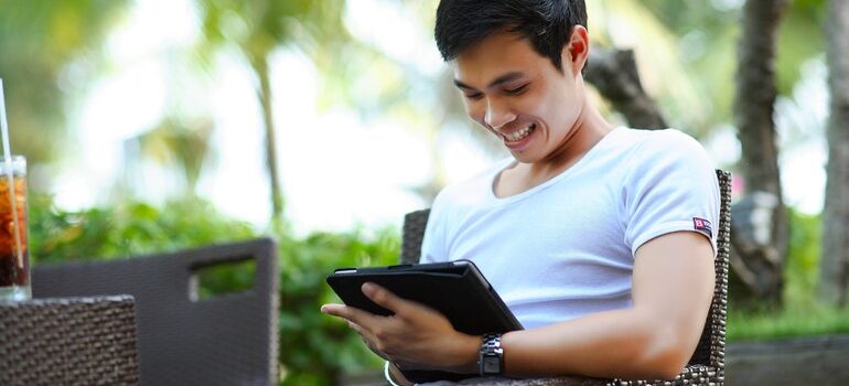 Person scrolling through a website with a smile.