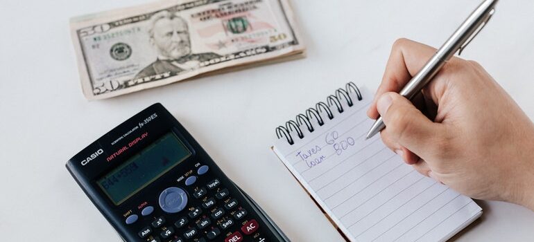 Person preparing their budget while taking into account the benefits of using VPS hosting