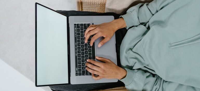 Person using email tracking software for movers.